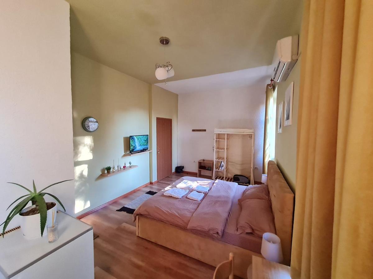 Ex-Block District Charming Studio Apartment With Treeish Sorrounding View! Тирана Екстериор снимка